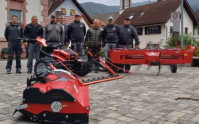 Übergabe eines neuen Pflegegerätes an den Bauhof Winden im Elztal